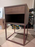 IKEA VIKHAMMER nachtkastje in walnootfineer, Huis en Inrichting, Slaapkamer | Nachtkastjes, Ophalen, Minder dan 45 cm