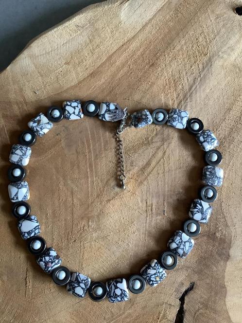 Nieuw! Edelsteen: hematiet en howliet, Sieraden, Tassen en Uiterlijk, Kettingen, Nieuw, Steen of Mineraal, Met edelsteen, Verstelbaar