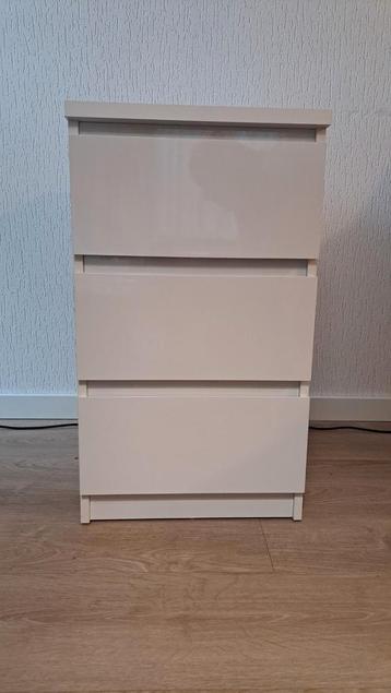 Witte ladekast met 3 laden 