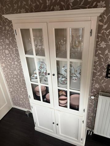 Mooie crème houten buffetkast beschikbaar voor biedingen