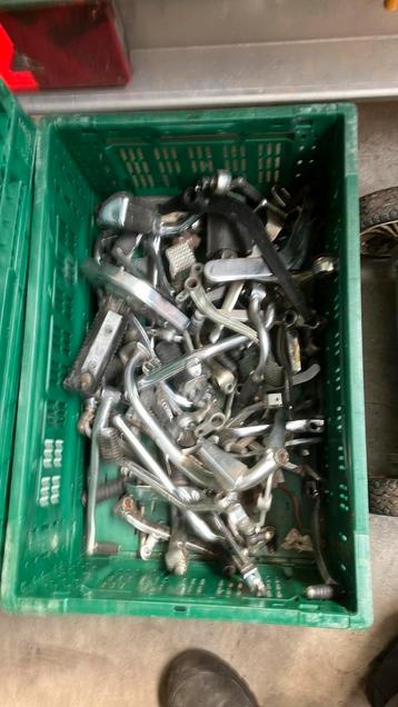 Kist met schakel en rempedalen beschikbaar voor biedingen