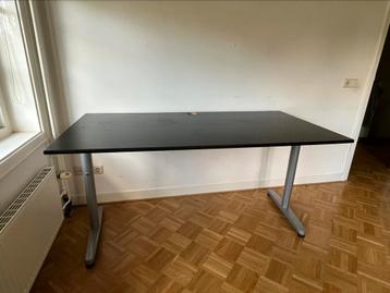 Net zwart verstelbaar bureau beschikbaar voor biedingen