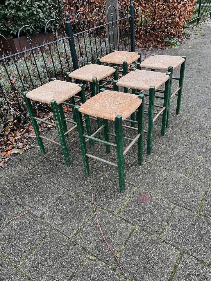 6 Unieke Vintage krukjes oud groen met rieten zit 65 cm hg, Huis en Inrichting, Barkrukken, Gebruikt, 60 tot 90 cm, Hout, Riet