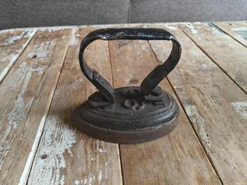 Antiek gietijzeren strijkijzer - vintage decoratie beschikbaar voor biedingen