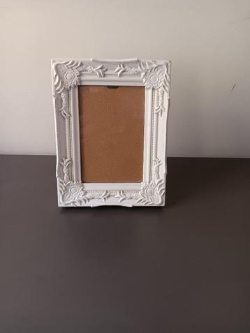 Sierlijke fotolijst – wit, met mooie ornamenten beschikbaar voor biedingen