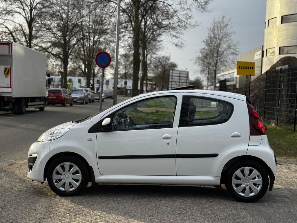 Peugeot 107 1.0 Active|AUT|SCHUIFDAK|AIRCO|5DEURS|, Auto's, Peugeot, Euro 5, Gebruikt, 4 stoelen, Origineel Nederlands