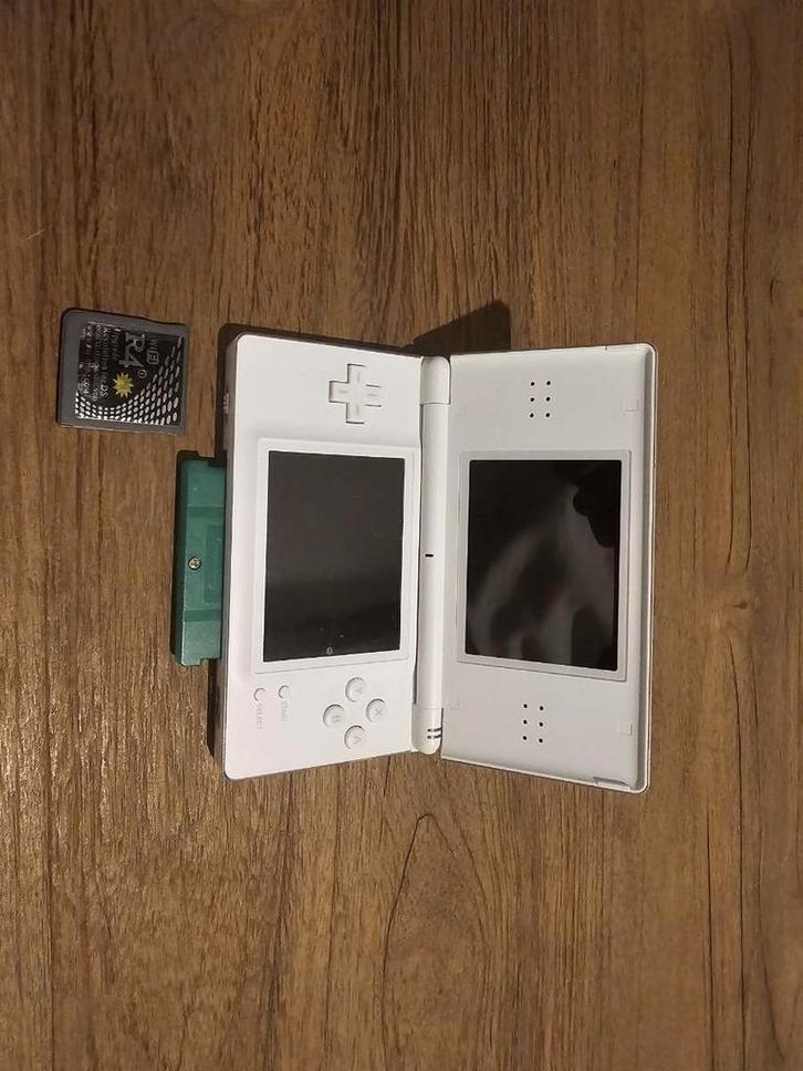 Witte Nintendo DS Lite met Pokémon LeafGreen en R4 kaart, Spelcomputers en Games, Spelcomputers | Nintendo DS, Zo goed als nieuw
