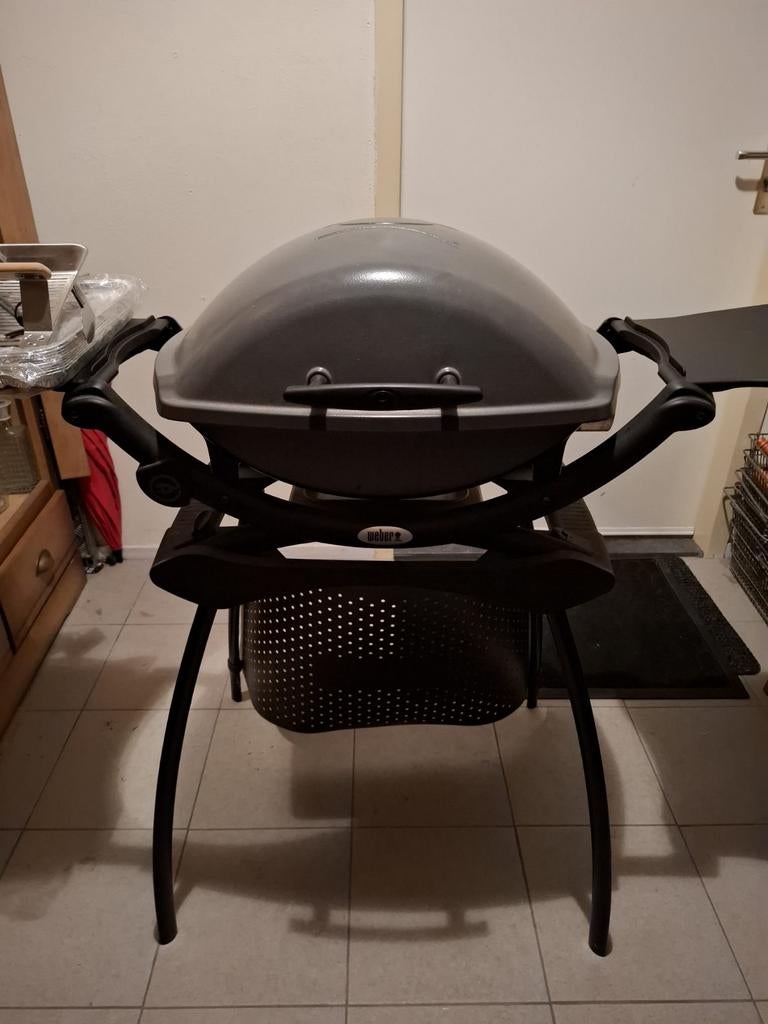 Weber Q 2400 elektrische BBQ met onderstel, Ophalen of Verzenden, Zo goed als nieuw