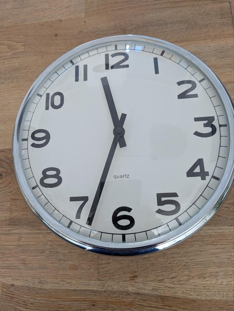 Stijlvolle Quartz Wandklok - Zilverkleurig (Ikea), Huis en Inrichting, Woonaccessoires | Klokken, Zo goed als nieuw, Wandklok