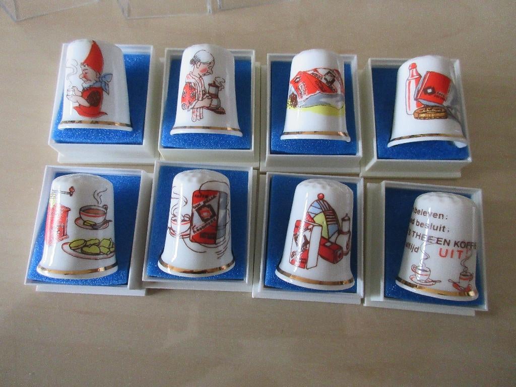 PIGGELMEE vingerhoedjes.Serie 8 stuks porseleinen Van Nelle, Ophalen of Verzenden, Nieuw, Porselein, Nederland