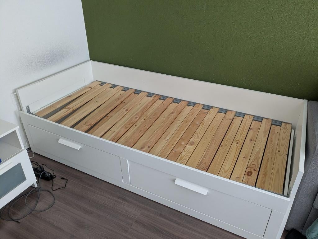 Ikea Brimnes 1 pers. uitschuifbaar bed + 2 lades, KAPOT, Huis en Inrichting, Ophalen, Gebruikt, Wit, Tweepersoons