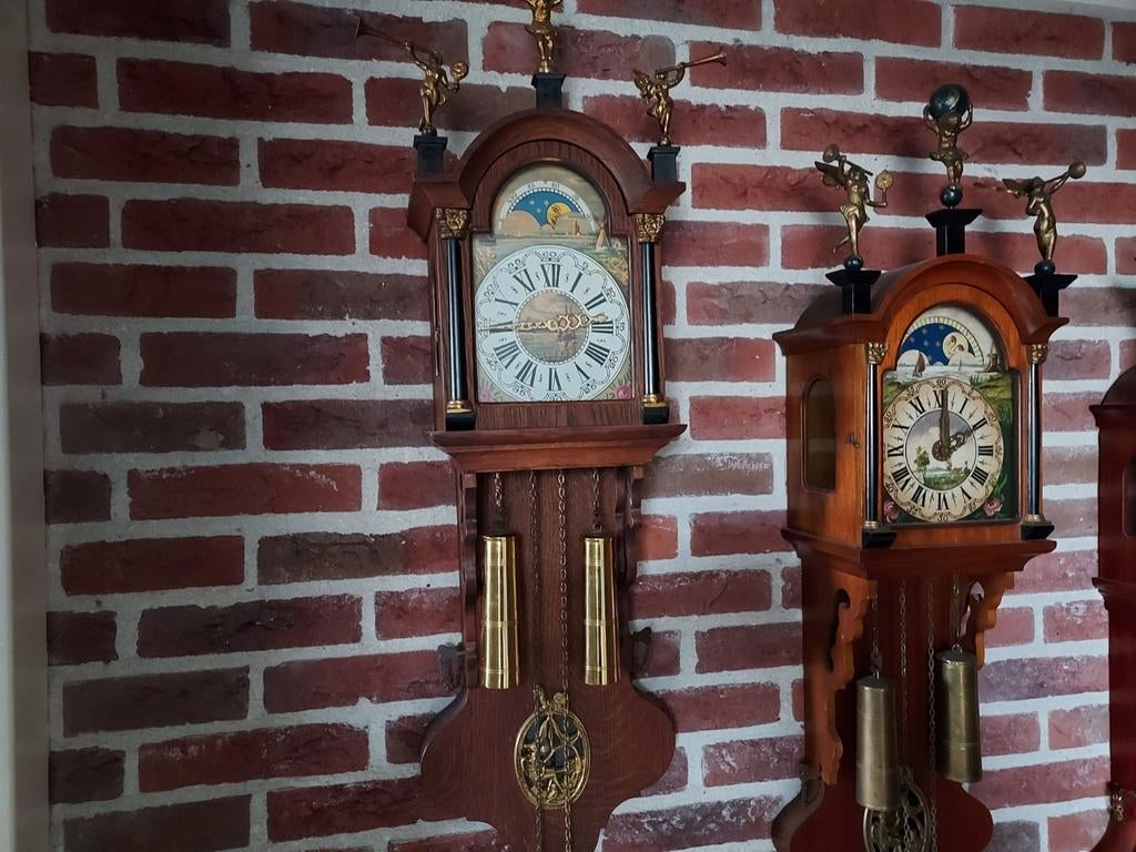 2 kleine Friese klokken € 80,-, Ophalen