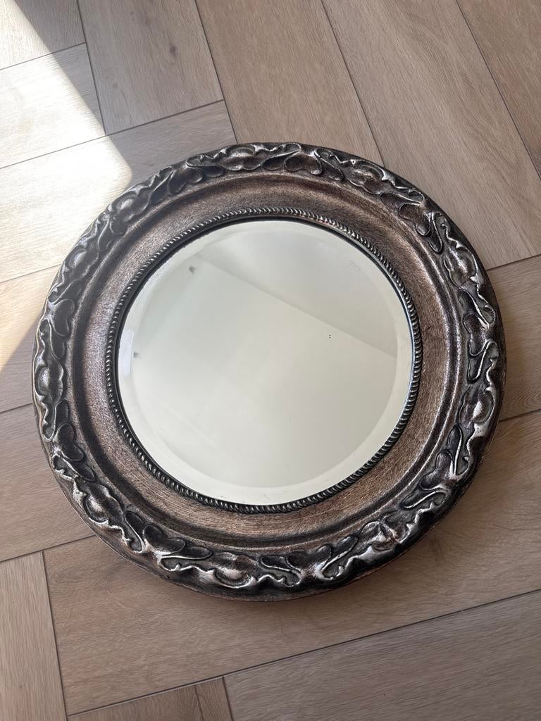 Decoratieve ronde spiegel met sierlijke lijst, Ophalen, Rond, Minder dan 50 cm, Minder dan 100 cm