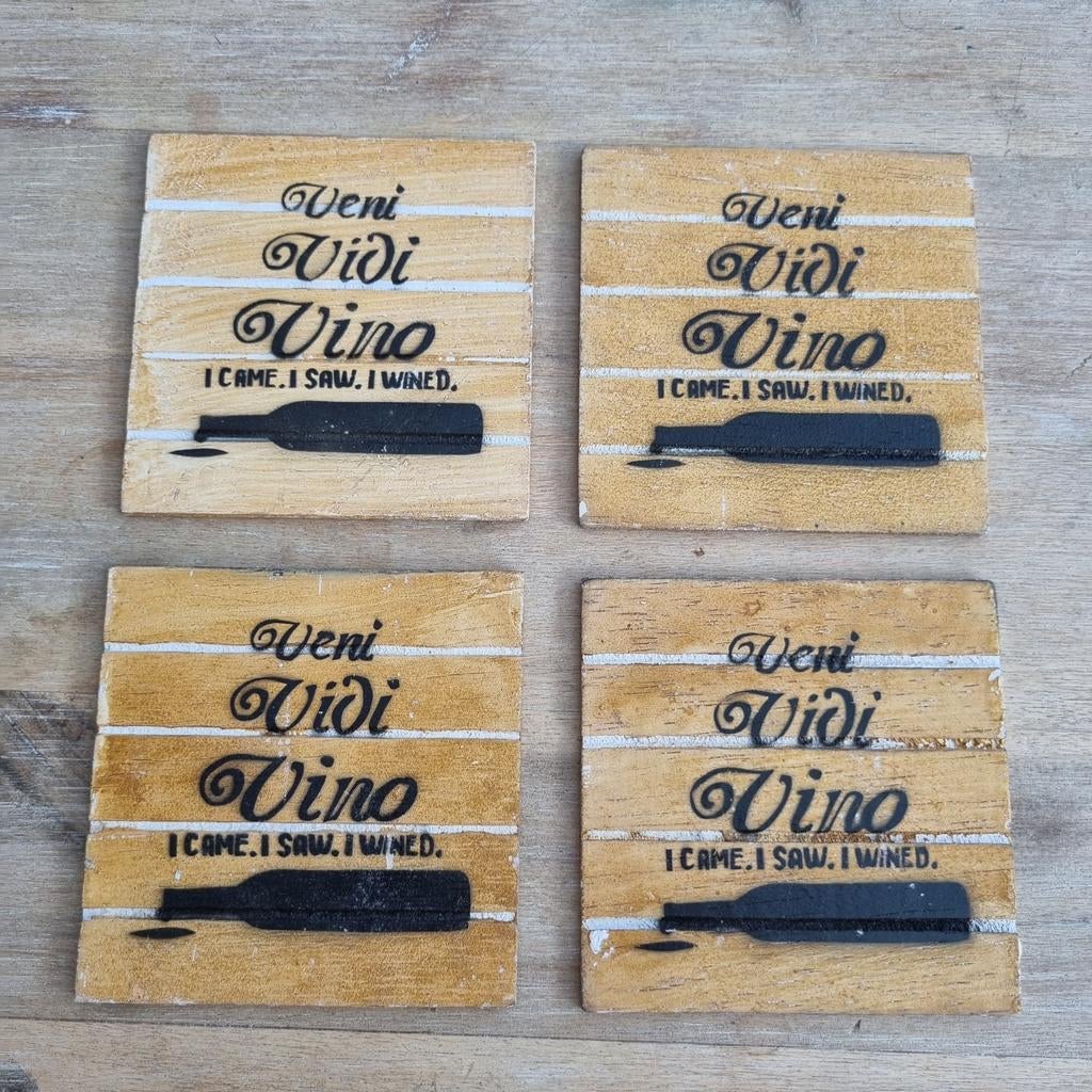 Houten Onderzetters 10x10 cm - Veni Vidi Vino (4 stuks), Ophalen of Verzenden, Nieuw, Glas of Kopje