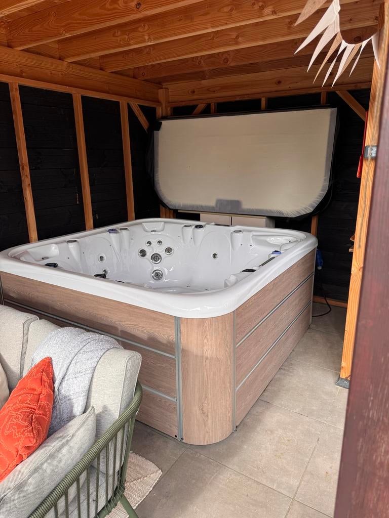 SPA / Jacuzzi met afdekkap (5 persoons), Tuin en Terras, Bubbelbaden en Hottubs, Ophalen, Zo goed als nieuw, Trap, Vast