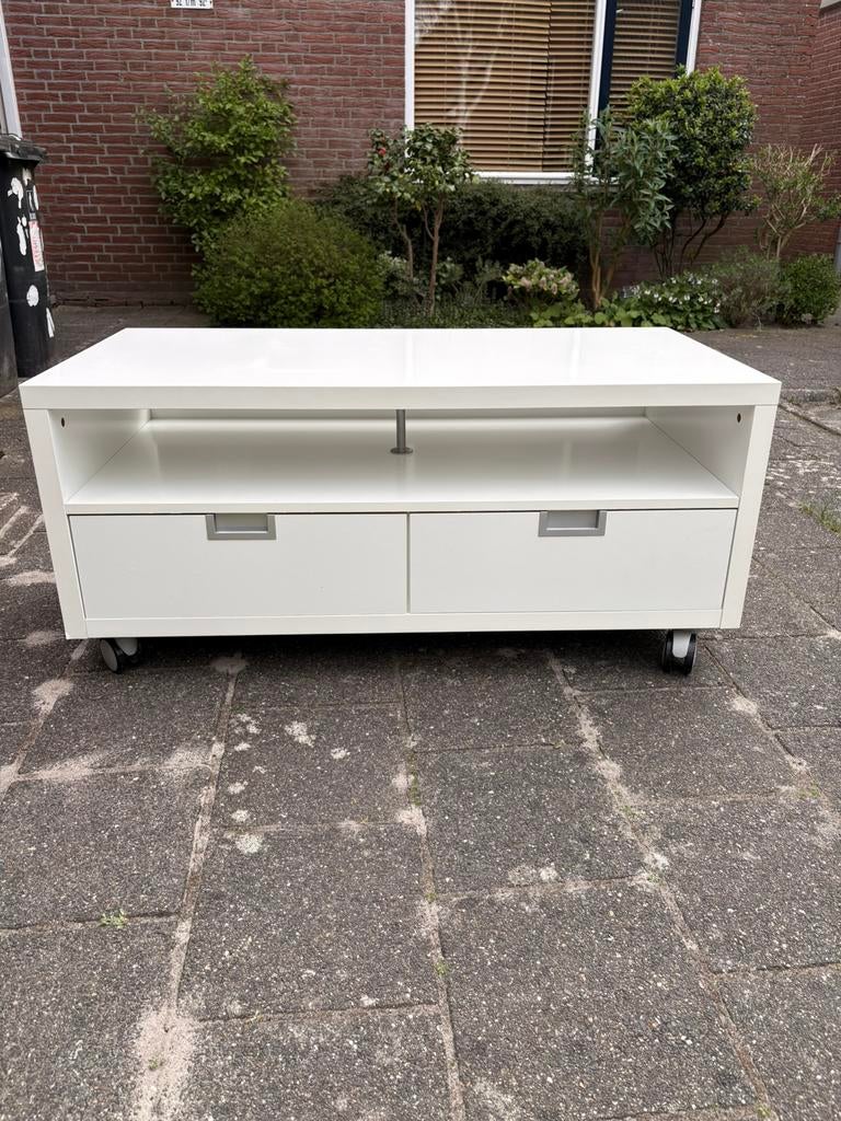 Stevige tv kast op wielen, Ophalen, Gebruikt, Ikea