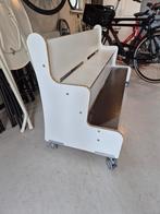 Stevige bank voor kinderdagverblijf of speelkamer, Wit, Zo goed als nieuw, Vijf, Zes of meer stoelen, Kinderdagverblijf, Speels, Functioneel