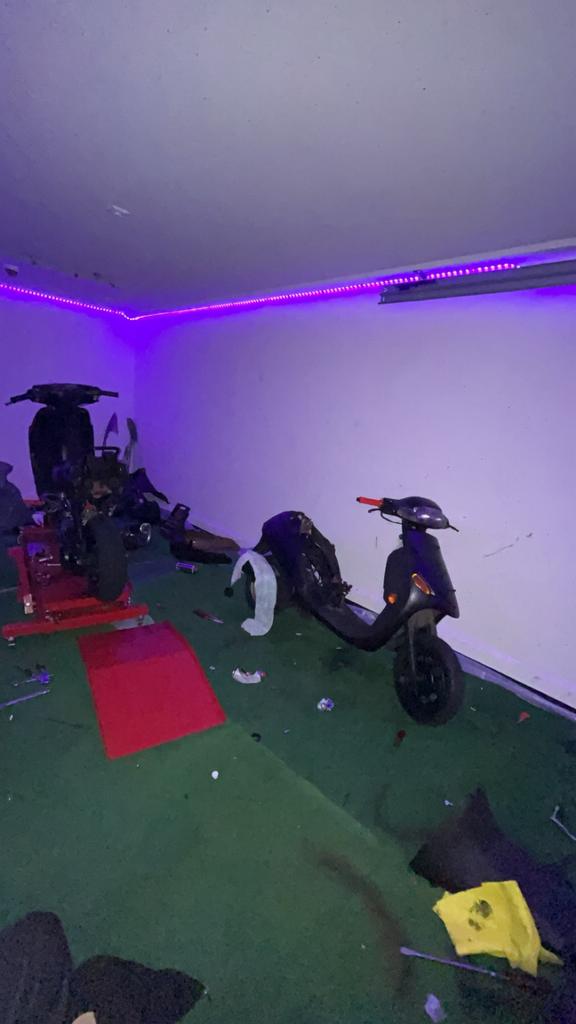 Wij repareren 2 takt scooters, Fietsen en Brommers, Ophalen, Zo goed als nieuw, Blok