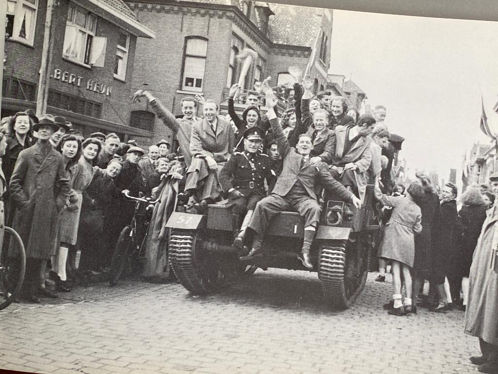 Waalwijk in oude ansichten deel 3  (veel foto's bevrijding), Tweede Wereldoorlog, Ophalen of Verzenden, Zo goed als nieuw, Landmacht