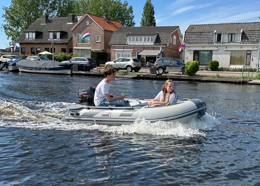Kewi Air 300 rubberboot incl 5 pk Suzuki, Airdeck, Zo goed als nieuw, Benzine, Minder dan 70 pk