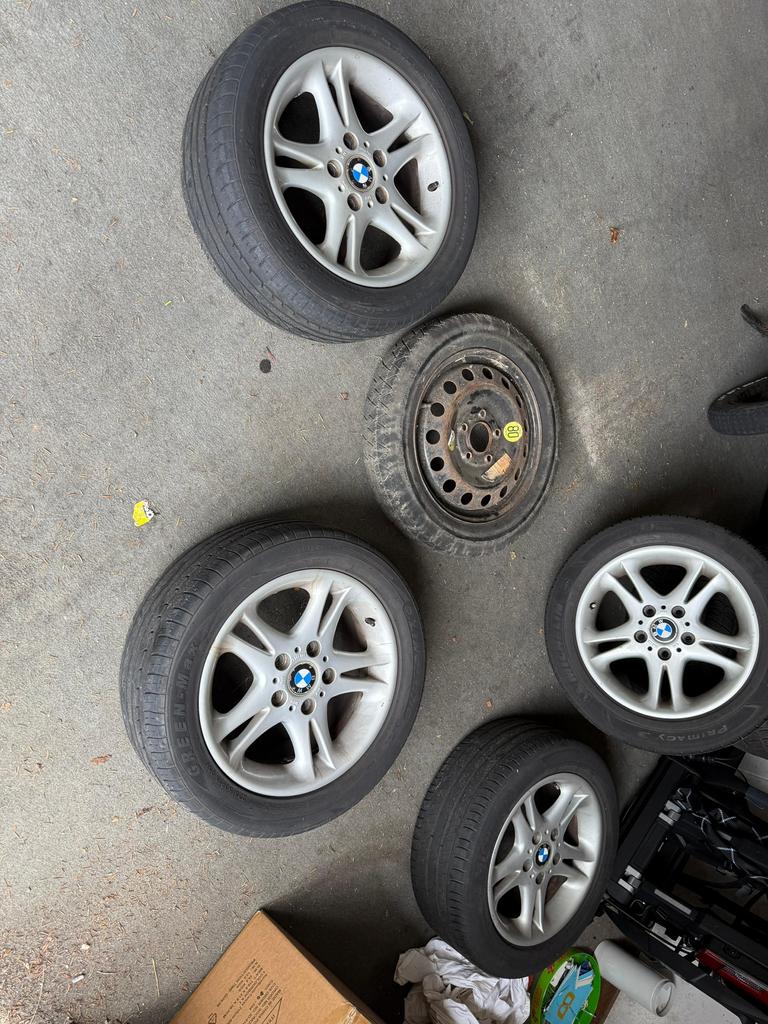 BMW velgen met band  en thuiskomer, Auto-onderdelen, Ophalen, Zomerbanden, Band(en)