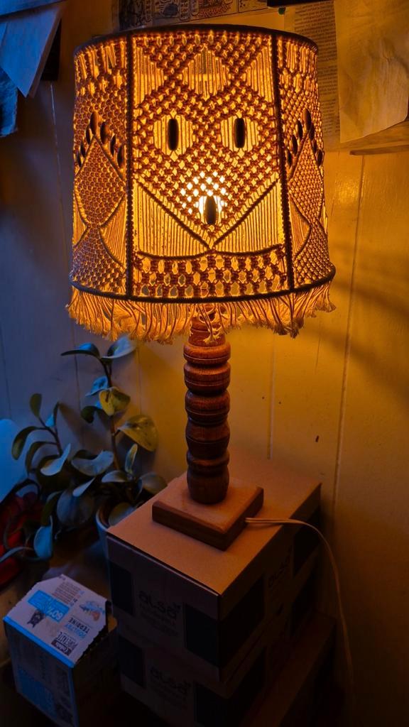 Retro Schemerlampje met Houten Voet en Gehaakte Kap, Huis en Inrichting, Lampen | Overige, Gebruikt, Ophalen of Verzenden
