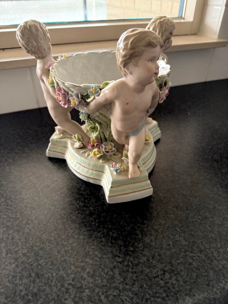 Porseleinen vaas met putti en bloemen, Ophalen