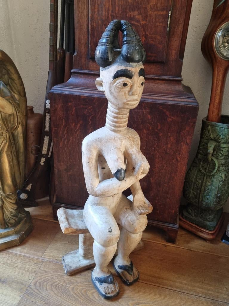 Igbo Nigeria zittend beeld op een kruk/ neksteun, Antiek en Kunst, Ophalen of Verzenden