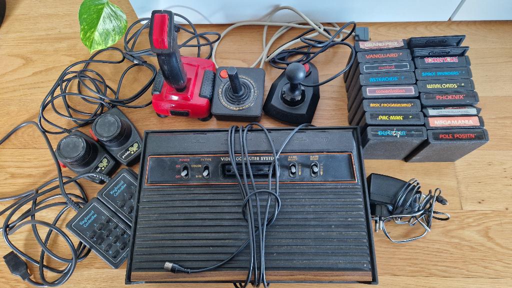 Atari 2600 met 17 spellen, Spelcomputers en Games, Spelcomputers | Atari, Ophalen, Gebruikt, Met 2 controllers, Atari 2600
