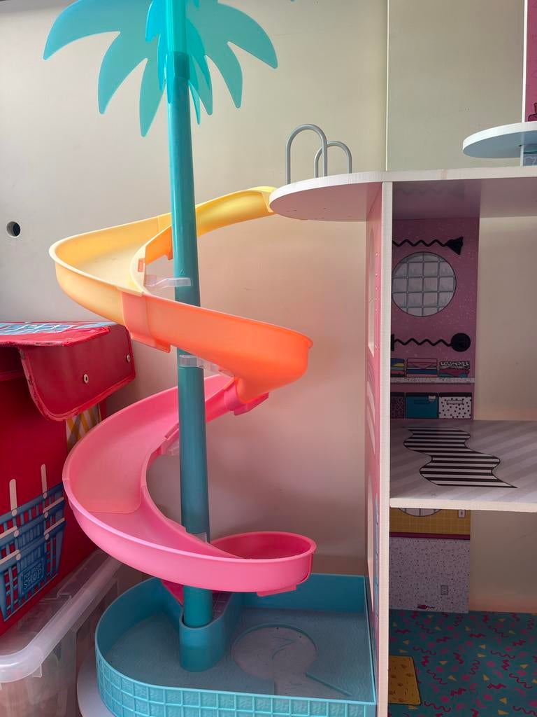 Groot poppenhuis met glijbaan en zwembad, Ophalen of Verzenden, Gebruikt, Poppenhuis
