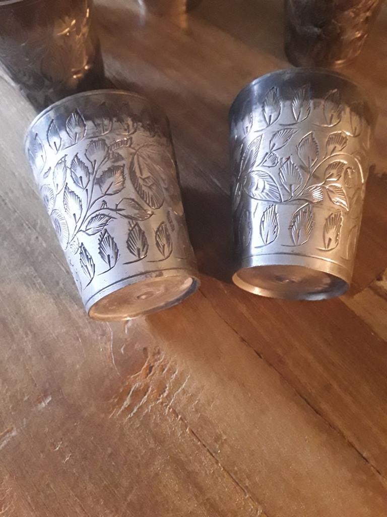 6 drinkbekers waarschijnlijk heb ik ook een plateau erbij, Antiek en Kunst, Ophalen of Verzenden