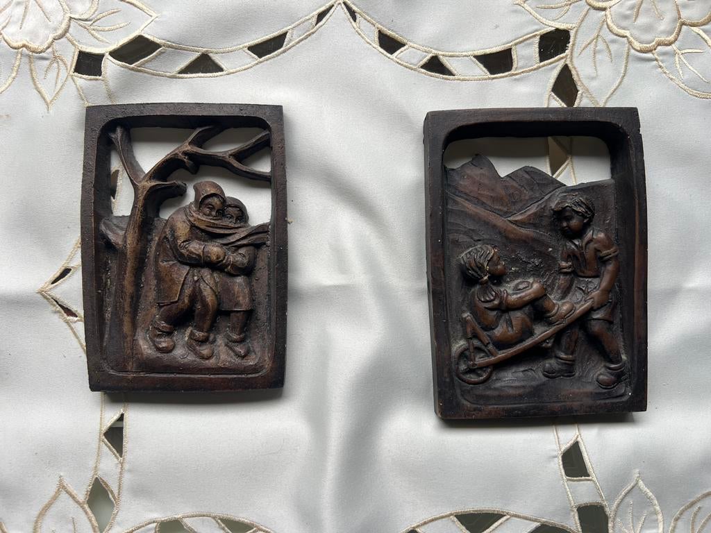 Twee houten wandpanelen met figuren, Groep mensen, Minder dan 20 cm, Ophalen of Verzenden, Handgemaakt