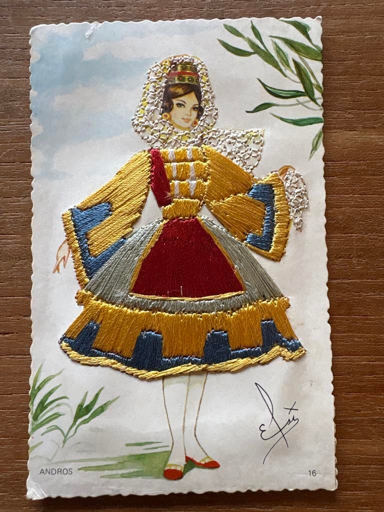 Vintage geborduurde ansichtkaart Griekse klederdracht, Ophalen of Verzenden, 1940 tot 1960, Gelopen, Overig Europa