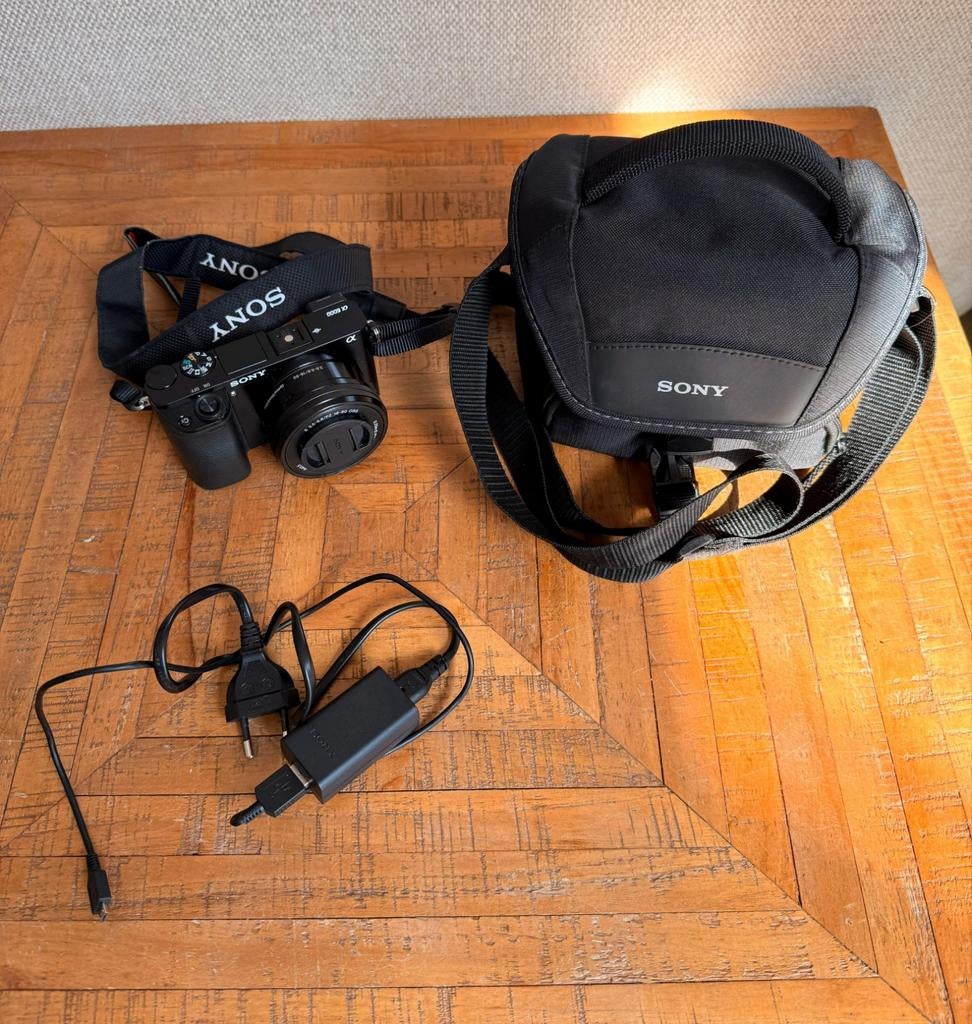 Sony A6000 systeemcamera met 16-50mm lens // 3316 clicks, Audio, Tv en Foto, Fotocamera's Digitaal, Ophalen of Verzenden, Zo goed als nieuw