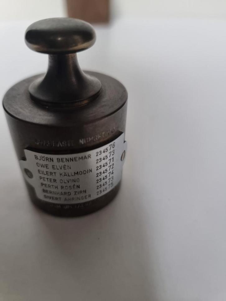 Vintage messing gewicht met namen en nummers, Antiek en Kunst, Antiek | Woonaccessoires, Ophalen of Verzenden