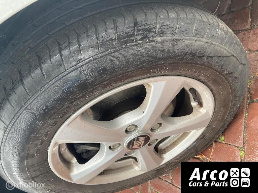 Kia Venga Banden 4 Stuks Continental 195 65R 15 Inch 5/6 mm, Gebruikt, 15 inch, Ophalen of Verzenden, Band(en)