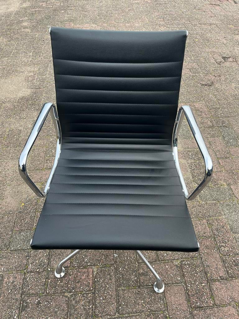 Stijlvolle Zwarte Buro Vergaderstoel met Chromen Frame, Ophalen, Zwart, Leer, Zo goed als nieuw