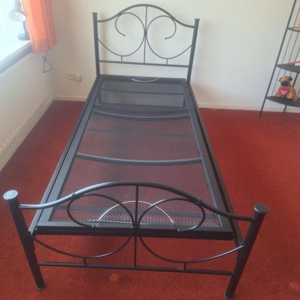 Zwart metaal bed 90x200 verstelbare spiraal bedbodem, Huis en Inrichting, 90 cm, Eenpersoons, Zwart, Ophalen of Verzenden