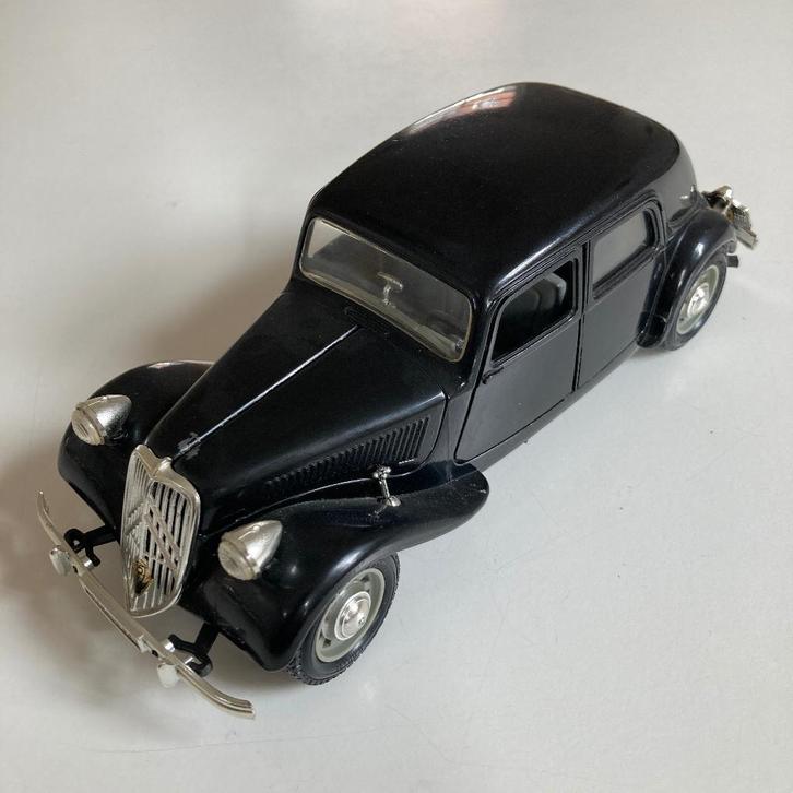 Citroën Traction 15cv van Bburago 1:24, Hobby en Vrije tijd, Modelauto's | 1:24, Zo goed als nieuw, Auto, Bburago, Ophalen of Verzenden