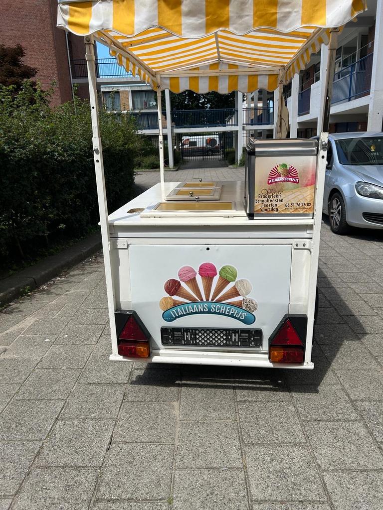 IJskar met geel-wit gestreept dak, Ophalen