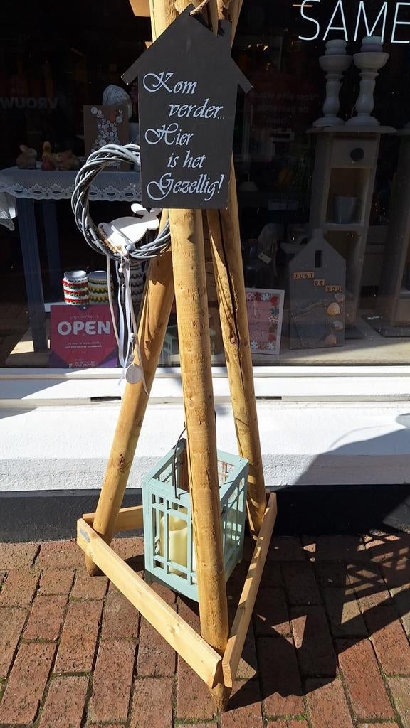 Houten decoratieve standaard met lantaarn en krans, Huis en Inrichting, Hout, Gebruikt, Ophalen of Verzenden, Landelijk