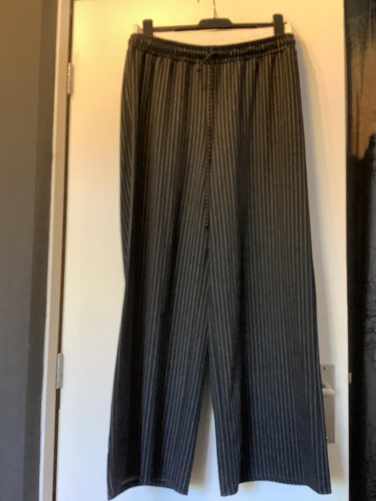 Zwarte gestreepte broek met wijde pijpen, Zwart, Maat 42/44 (L), Ophalen of Verzenden, Zo goed als nieuw