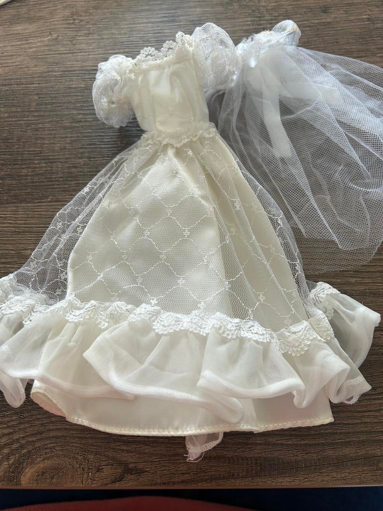 Twee Barbie Bruidsjurkjes, Ophalen of Verzenden, Gebruikt