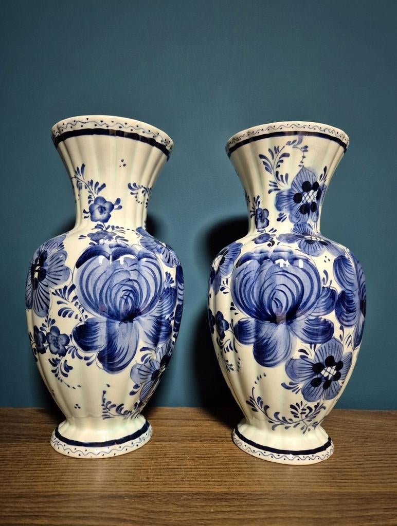 Paar Delftsblauwe handgeschilderde vazen, Antiek en Kunst, Ophalen