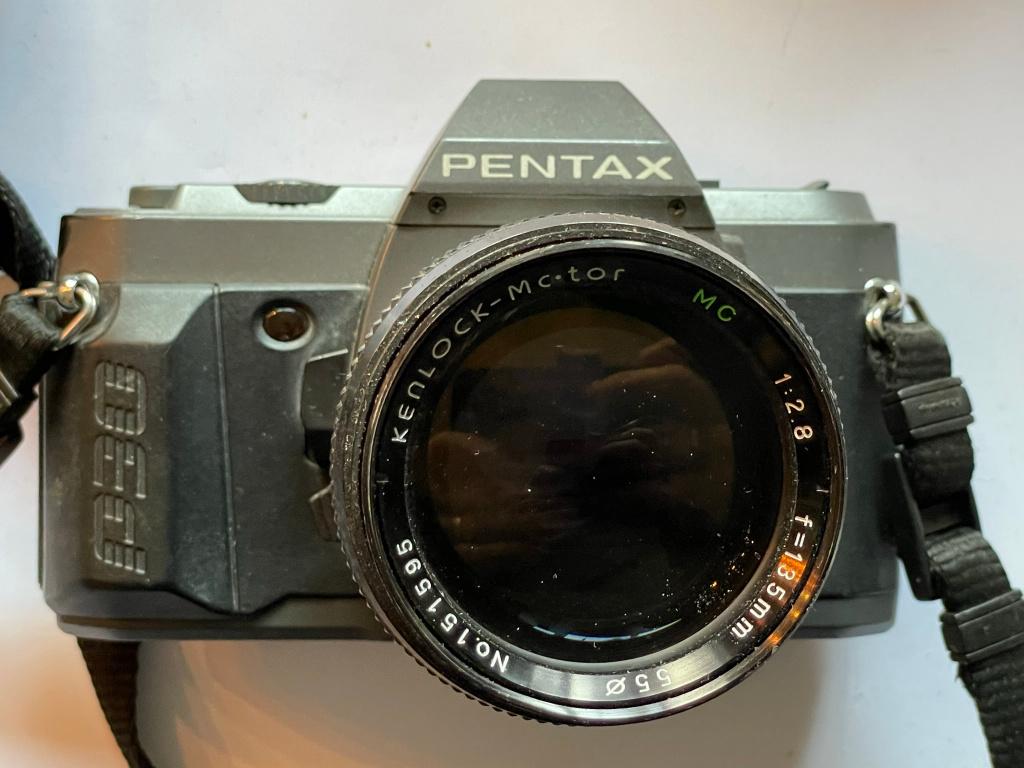 Pentax p30 camera met lens kenlock-mc.tor 135mm 1:2.8 Mc, Audio, Tv en Foto, Fotocamera's Analoog, Ophalen, Gebruikt, Spiegelreflex