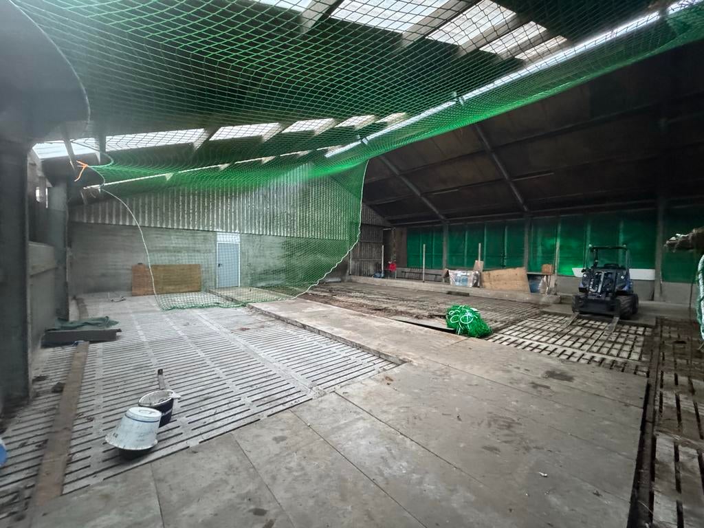 Stal 18m x 30m - Bovenbouw met spanten, gordingen, muur, dak