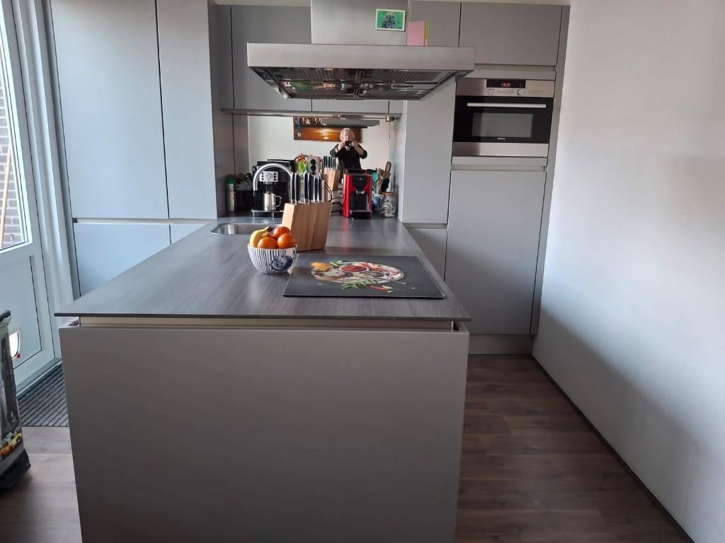 Moderne mat grijze eilandkeuken – compleet GEDEMONTEERD