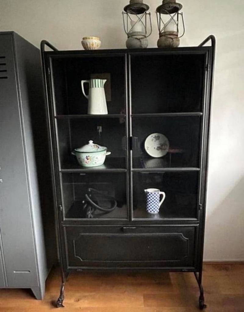 Zwarte industrieel metalen vitrine kast op wieltjes, Ophalen, 100 tot 150 cm, Zo goed als nieuw, 150 tot 200 cm