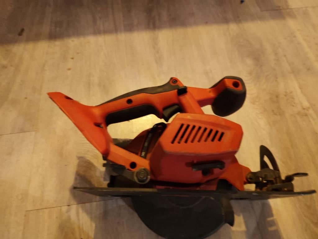 Hilti Cirkelzaag met 2 accu's en lader, Gebruikt, Cirkelzaag, 30 tot 70 mm, 1200 watt of meer