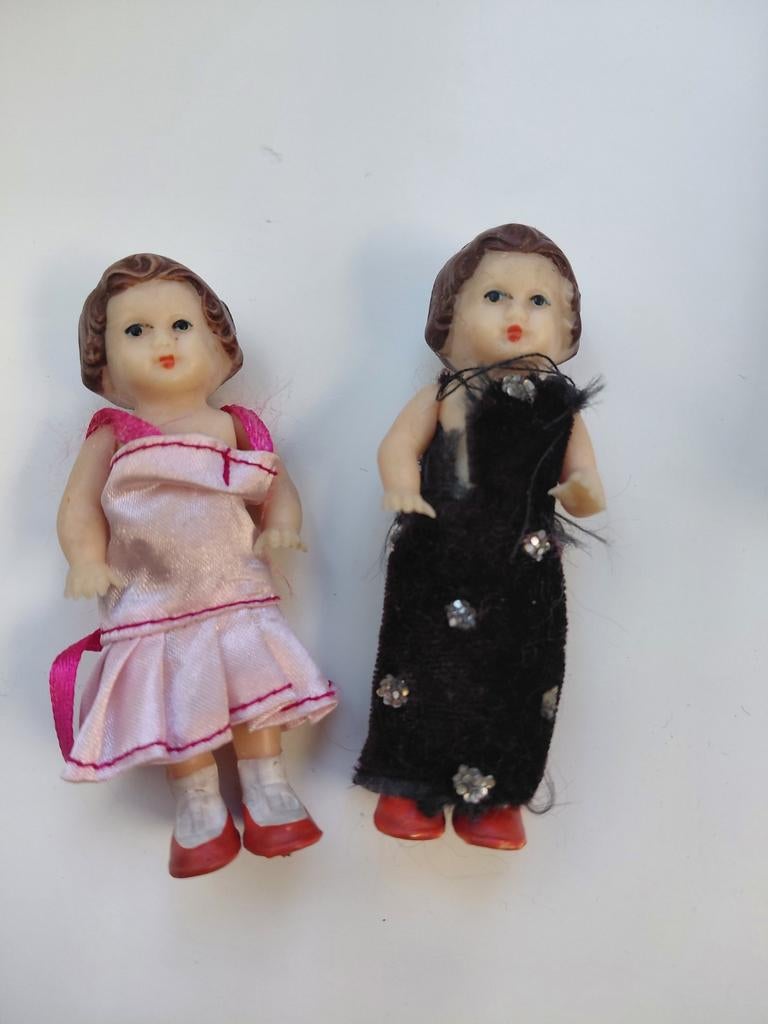 Twee Ari popjes met kaptafel - Vintage speelgoed, Verzamelen, Poppenhuizen en Toebehoren, Ophalen of Verzenden, Gebruikt, Overige typen